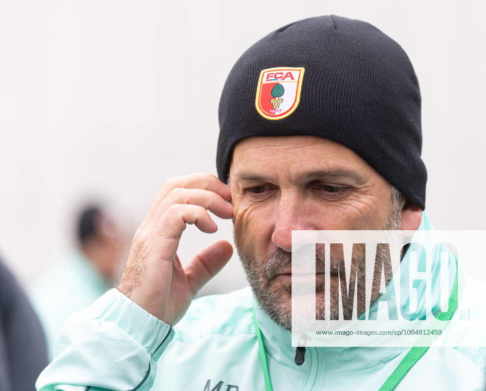 Manuel Baum (Trainer FC Augsburg) nachdenklich im Interview am Trainingsplatz; FC Augsburg, Training,