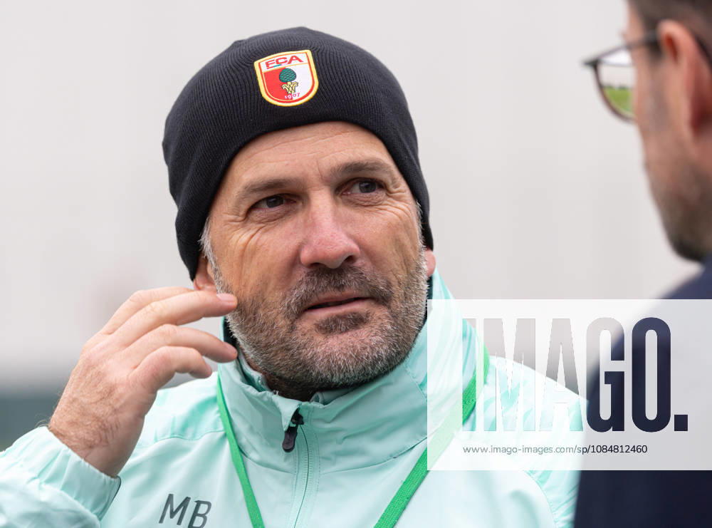 Manuel Baum (Trainer FC Augsburg) im Interview am Trainingsplatz; FC Augsburg, Training,