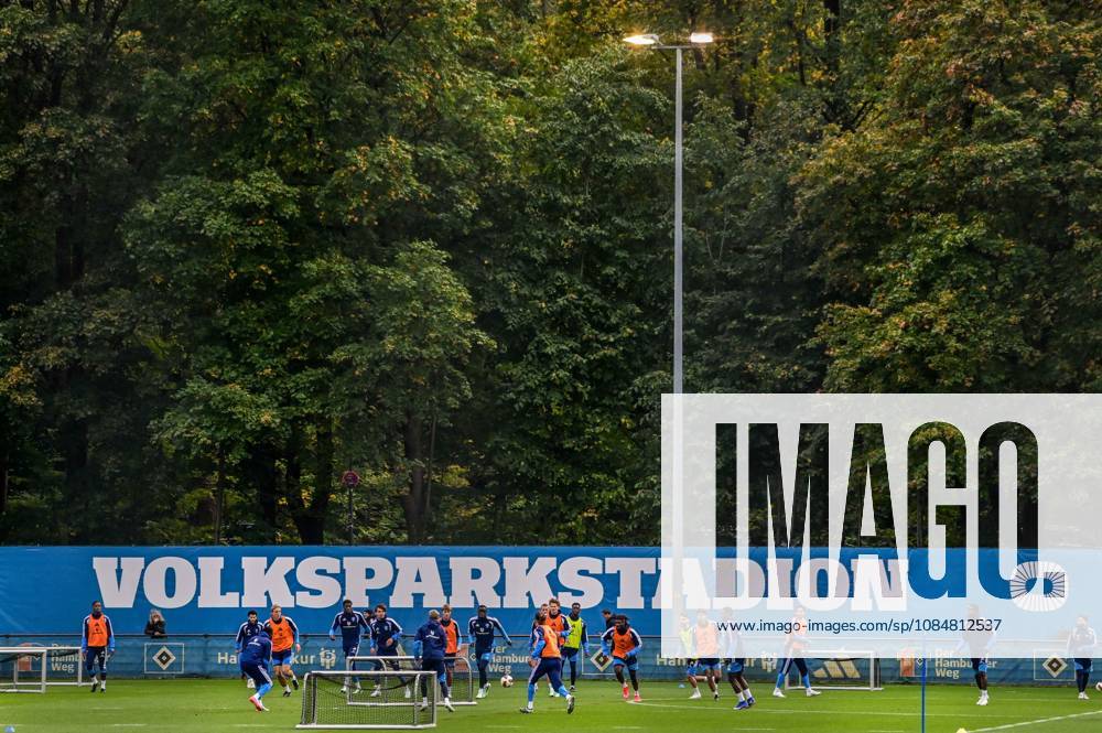 Volksparkstadion Schild Spielszene ( HSV ) Deutschland , Hamburg , Volksparkstadion , Fussball , 1. Bundesliga , Training des Hamburger SV