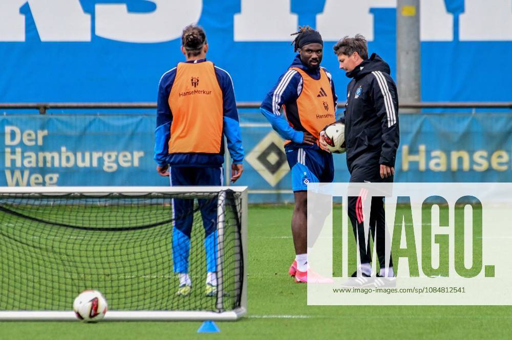 Yussuf Poulsen Terem Moffi Trainer Merlin Polzin ( HSV ) Deutschland , Hamburg , Volksparkstadion , Fussball , 1. Bundesliga , Training des Hamburger SV
