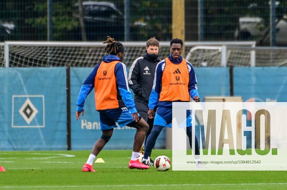 Terem Moffi Trainer Merlin Polzin Lokonga Albert Sambi ( HSV ) Deutschland , Hamburg , Volksparkstadion , Fussball , 1. Bundesliga , Training des Hamburger SV