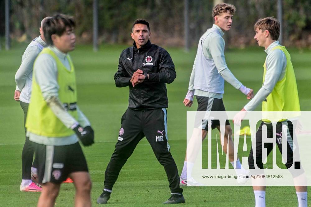 Trainer Marcel Rapp spricht zur Mannschaft ( Pauli ) Deutschland , Hamburg , Trainingsgelände an der Kollaustrasse , Fussball , 2. Bundesliga , FC St Pauli