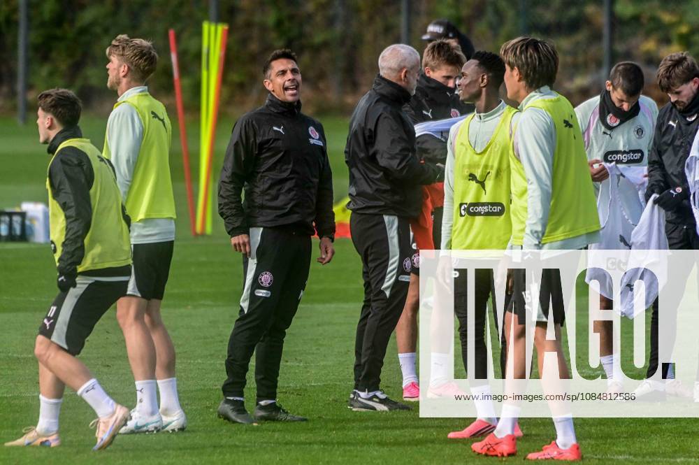 Trainer Marcel Rapp spricht zur Mannschaft ( Pauli ) Deutschland , Hamburg , Trainingsgelände an der Kollaustrasse , Fussball , 2. Bundesliga , FC St Pauli