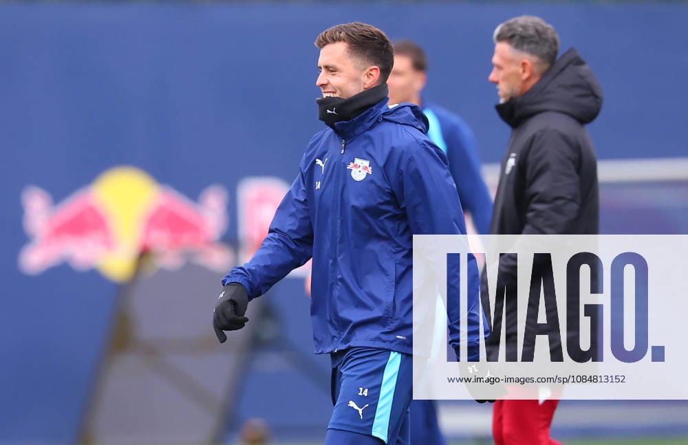RB Leipzig - Training Champions League Leipzig, 20.10.2026, RB Akademie, UEFA Champions League , RB Leipzig - Abschlusstraining am Vortag von Real Madrid v. RBLeipzig , Im Bild: Christoph Baumgartner (14, RB Leipzig) vor Trainer Martin Demichelis. ,