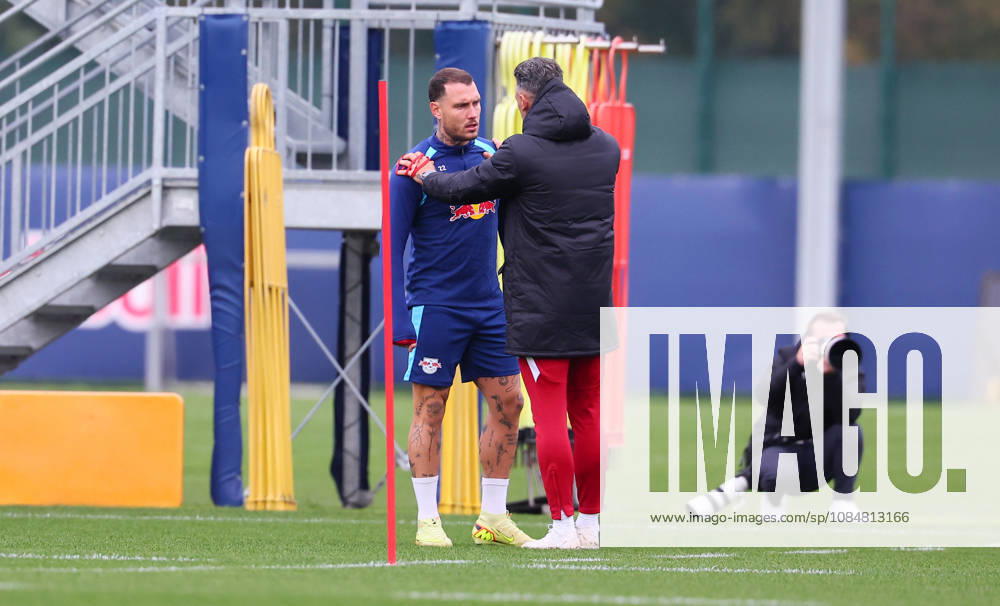 RB Leipzig - Training Champions League Leipzig, 20.10.2026, RB Akademie, UEFA Champions League , RB Leipzig - Abschlusstraining am Vortag von Real Madrid v. RBLeipzig , Im Bild: David Raum und Trainer Martin Demichelis, RB Leipzig,