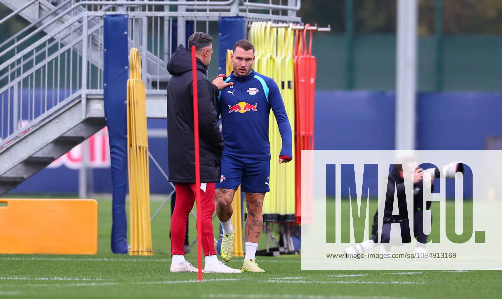RB Leipzig - Training Champions League Leipzig, 20.10.2026, RB Akademie, UEFA Champions League , RB Leipzig - Abschlusstraining am Vortag von Real Madrid v. RBLeipzig , Im Bild v.l.: Trainer Martin Demichelis und David Raumr, beide RB Leipzig ,