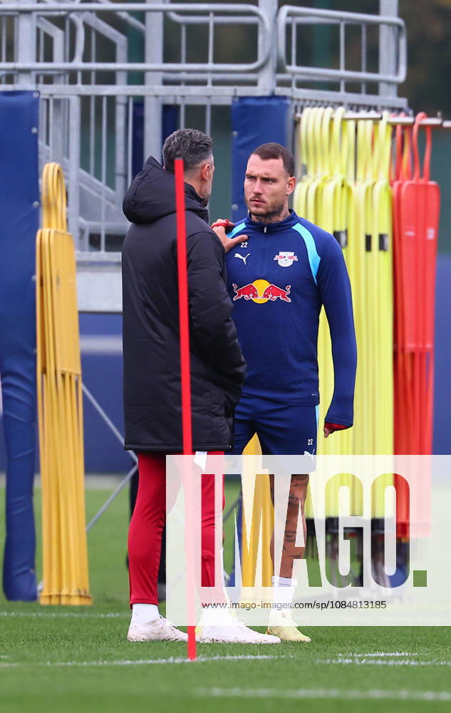 RB Leipzig - Training Champions League Leipzig, 20.10.2026, RB Akademie, UEFA Champions League , RB Leipzig - Abschlusstraining am Vortag von Real Madrid v. RBLeipzig , Im Bild: Trainer Martin Demichelis (li.) und David Raum (beide RB Leipzig) ,