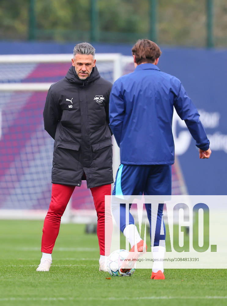 RB Leipzig - Training Champions League Leipzig, 20.10.2026, RB Akademie, UEFA Champions League , RB Leipzig - Abschlusstraining am Vortag von Real Madrid v. RBLeipzig , Im Bild v.l.: Trainer Martin Demichelis, RB Leipzig und Rocco Reitz (20, RB Leipzig) ,
