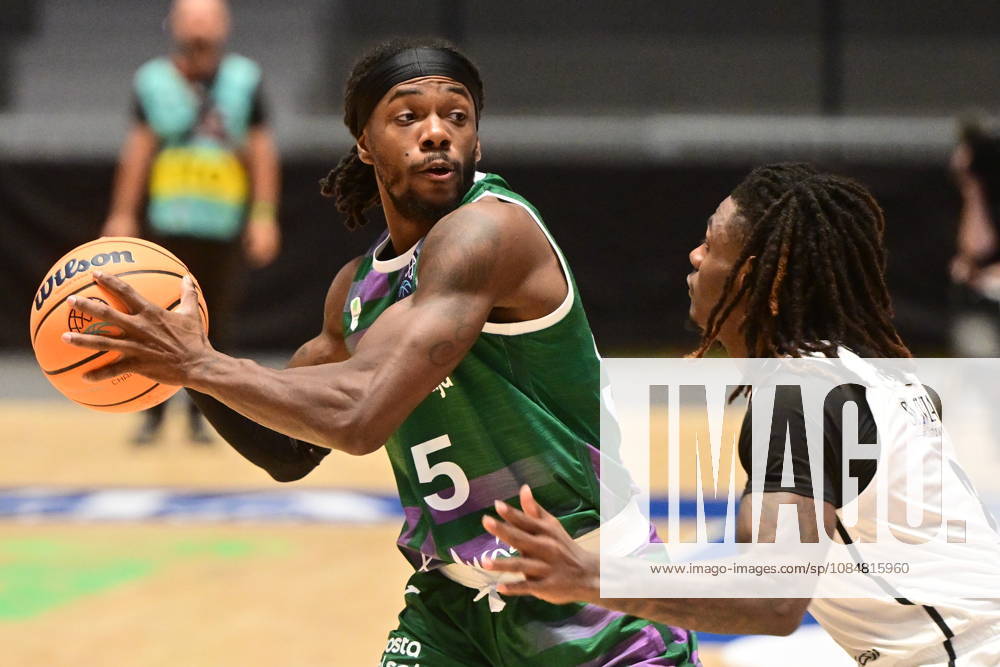 L-R Kendrick Perry (Malaga) and Trey Bonham (Pardubice) in action during men s Basketball Champions League, group E, 2nd round, BK KVIS Pardubice vs Unicaja Malaga, in Pardubice, Czech Republic, October 20, 2026. (CTKxPhoto JosefxVostarek) CTKPhotoP2026102006992 CTKPhotoP2026102006992