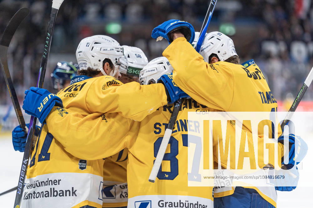 Zürich, Swiss Life Arena, National League: ZSC Lions - HC Davos, Jubel zum 0:1. 17 Ken Jäger (Davos), 87 Lars Steiner (Davos), 19 Adam Tambellini (Davos) Zürich Swiss Life Arena Zürich Switzerland