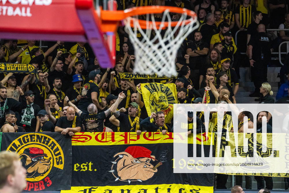 Rostock, Deutschland 20. Oktober 2026: BKT EuroCup - 2026 2027 - Gruppenphase - Gruppe A - Sp. 4 - Rostock Seawolves gegen Aris Thessaloniki Im Bild: Fankurve Aris Thessaloniki