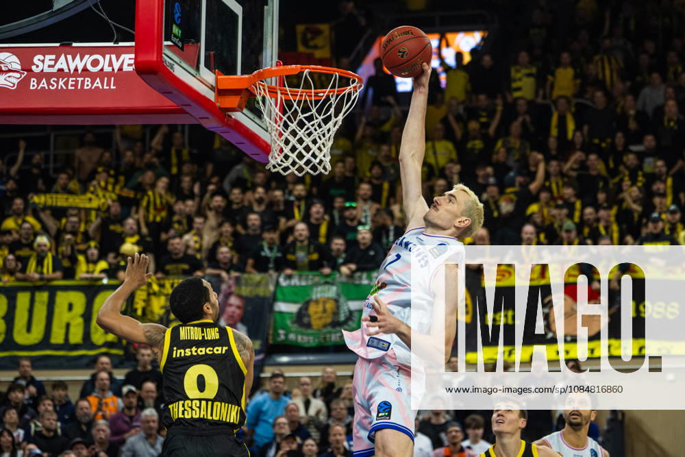 Rostock, Deutschland 20. Oktober 2026: BKT EuroCup - 2026 2027 - Gruppenphase - Gruppe A - Sp. 4 - Rostock Seawolves gegen Aris Thessaloniki Im Bild: Philipp Hartwich (Rostock SEAWOLVES) macht einen Dunk, dunkt