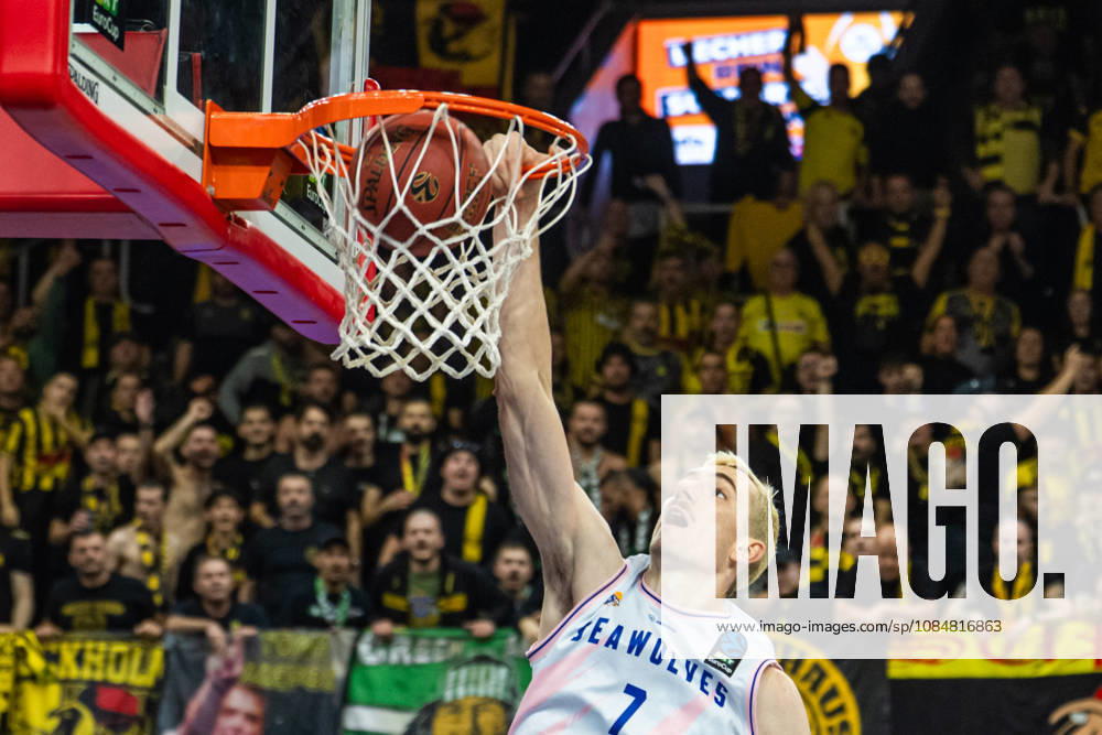 Rostock, Deutschland 20. Oktober 2026: BKT EuroCup - 2026 2027 - Gruppenphase - Gruppe A - Sp. 4 - Rostock Seawolves gegen Aris Thessaloniki Im Bild: Philipp Hartwich (Rostock SEAWOLVES) macht einen Dunk, dunkt