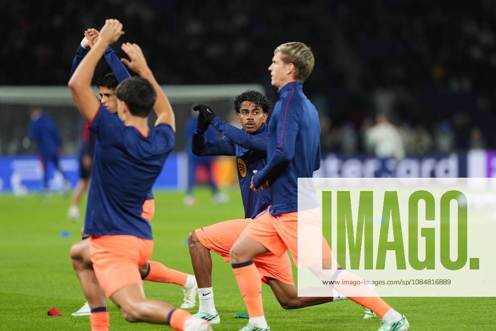 Lamine Yamal of Barcelona warms up before the match Paris Saint-Germain v Barcelona, UEFA Champions League, Football, Parc des Princes, Paris, France - 20 Oct 2026Paris Parc des Princes France