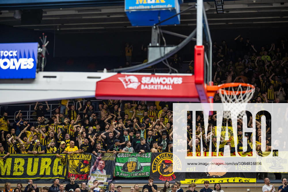 Rostock, Deutschland 20. Oktober 2026: BKT EuroCup - 2026 2027 - Gruppenphase - Gruppe A - Sp. 4 - Rostock Seawolves gegen Aris Thessaloniki Im Bild: Fankurve Aris Thessaloniki