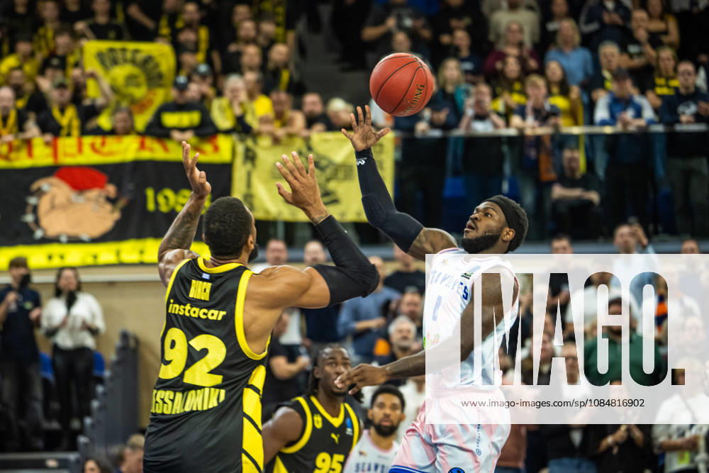 Rostock, Deutschland 20. Oktober 2026: BKT EuroCup - 2026 2027 - Gruppenphase - Gruppe A - Sp. 4 - Rostock Seawolves gegen Aris Thessaloniki Im Bild: v.li. Khem Birch (Aris Thessaloniki) und TJ Crockett Jr. (Rostock SEAWOLVES)