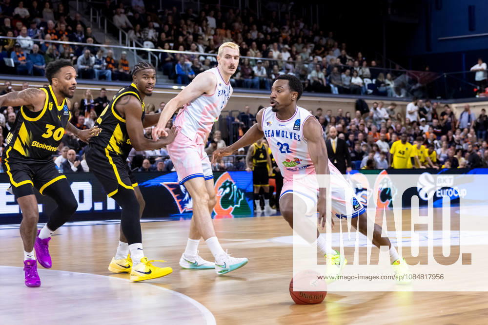 Johnathan Stove (ROSTOCK SEAWOLVES, 22) Philipp Hartwich (ROSTOCK SEAWOLVES, 07), Adam Mokoka (Aris Thessaloniki, 95), Matt Morgan (Aris Thessaloniki, 30) g GER, Rostock Seawolves vs. Aris Thessaloniki, Basketball, BKT EuroCup, Spielzeit 2026 2027, 20.10.2026 GER, Rostock Seawolves vs. Aris Thessaloniki, Basketball, BKT EuroCup, Spielzeit 2026 2027, 20.10.2026 Deutschland