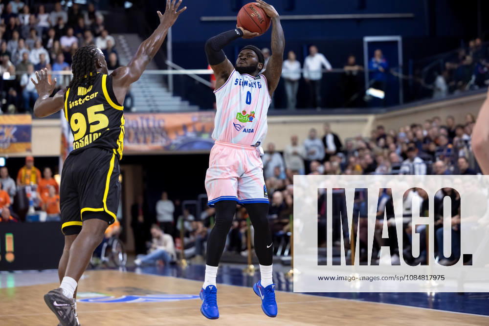 TJ Crockett Jr. (ROSTOCK SEAWOLVES, 00) gegen Adam Mokoka (Aris Thessaloniki, 95) GER, Rostock Seawolves vs. Aris Thessaloniki, Basketball, BKT EuroCup, Spielzeit 2026 2027, 20.10.2026 GER, Rostock Seawolves vs. Aris Thessaloniki, Basketball, BKT EuroCup, Spielzeit 2026 2027, 20.10.2026 Deutschland