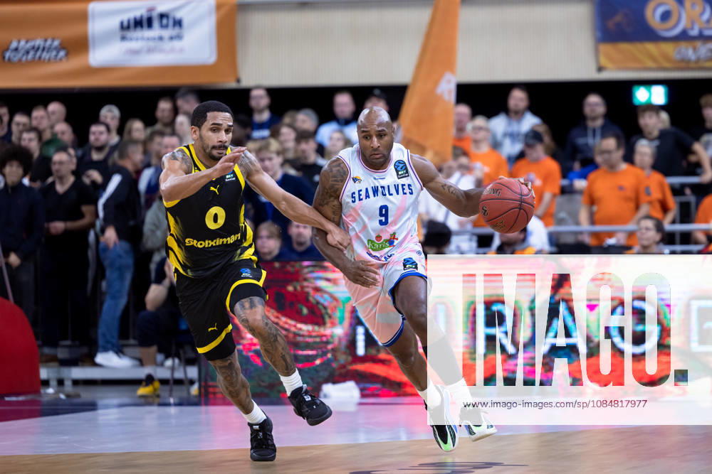 Deandre Lansdowne (ROSTOCK SEAWOLVES, 09) gegen Elijah Mitrou-Long (Aris Thessaloniki, 00) GER, Rostock Seawolves vs. Aris Thessaloniki, Basketball, BKT EuroCup, Spielzeit 2026 2027, 20.10.2026 GER, Rostock Seawolves vs. Aris Thessaloniki, Basketball, BKT EuroCup, Spielzeit 2026 2027, 20.10.2026 Deutschland