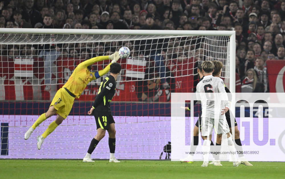 Torschuss Aktion Torchance Angelo Stiller VfB Stuttgart (06) Torwart Jan Oblak Atletico de Madrid (13) Aktion Champions League VfB Stuttgart vs Atletico Madrid 20.10.2026 DFL REGULATIONS PROHIBIT ANY USE OF PHOTOGRAPHS AS IMAGE SEQUENCES AND OR QUASI-VIDEO Champions League VfB Stuttgart vs Atletico Madrid