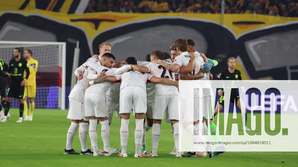 Fussball UEFA Champions League, VfB Stuttgart - Atletico Madrid v.l. VfB Stuttgart Spielerkreis, Teamkreis, Mannschaftskreis, Einschwören, Einschwoeren, Stuttgart