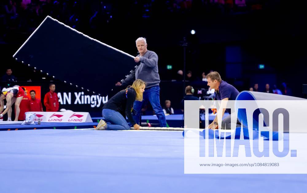 ROTTERDAM - Problems with the floor during the men s team final at the World Gymnastics Championships in Rotterdam Ahoy. IRIS VAN DEN BROEK ANP ANPxSportx IVx 573091399 originalFilename: 573091399
