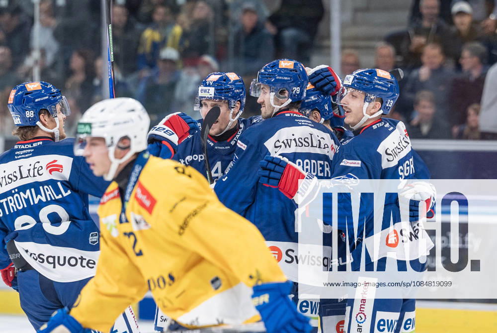 Zürich, Swiss Life Arena, National League: ZSC Lions - HC Davos, Torjubel zum 1:2 für die ZSC Lions. 88 Malte Strömwall (ZSC), 79 Thierry Bader (ZSC), 13 Justin Sigrist (ZSC), 44 Mikko Lehtonen (ZSC), 4 Patrick Geering (ZSC) Zürich Swiss Life Arena Zürich Switzerland