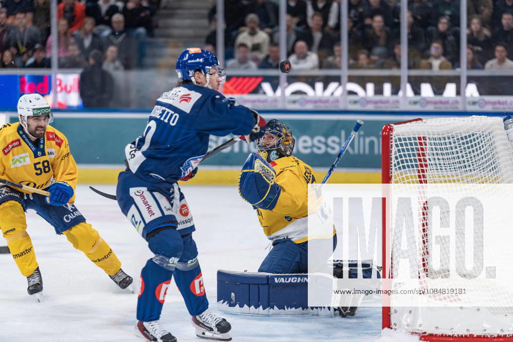 Zürich, Swiss Life Arena, National League: ZSC Lions - HC Davos, 29 Torhüter Sandro Aeschlimann (Davos), 10 Sven Andrighetto (ZSC), 58 Frederic Allard (Davos) Zürich Swiss Life Arena Zürich Switzerland