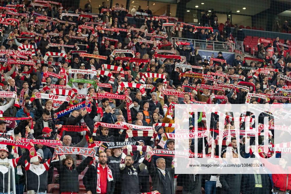 Fussball UEFA Champions League, VfB Stuttgart - Atletico Madrid, v.l. Fans mit Schals VfB Stuttgart vor dem Anstoß Stuttgart