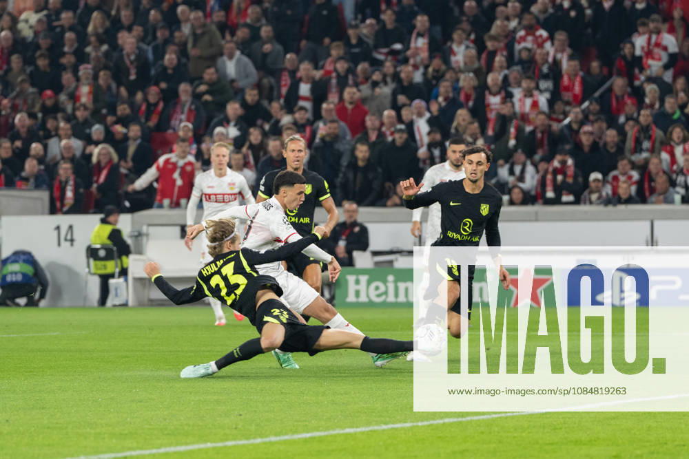 Fussball UEFA Champions League, VfB Stuttgart - Atletico Madrid, v.l. Torchance nach einer Minute von Bilal El Khannouss (11, VfB Stuttgart). Morten Hjulmand (23, Atlà tico Madrid) versucht zu blocken. Stuttgart