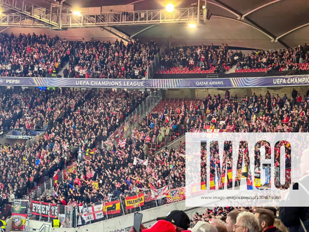 Deutschland, Fussball, UEFA Champions League 2026 2027, 3. Spieltag, VfB Stuttgart vs. Atletico Madrid, 20.10.2026, Stuttgart Arena (Stuttgart): Auswärtsfans von Atletico Madrid auf der Gästetribüne mit Vereinsfahnen, Schals und Bannern. Gästeblock, Fans, Ultras, Anhänger, Zuschauer, Fanblock, Fankultur, Spanien, Madrid, Auswärtsspiel, Fanunterstützung, Stimmung, Sportstätte, Fussballstadion, Innenansicht, Tribüne, UEFA, Champions League, Pepsi, Qatar Airways, Sponsoren, Bandenwerbung.