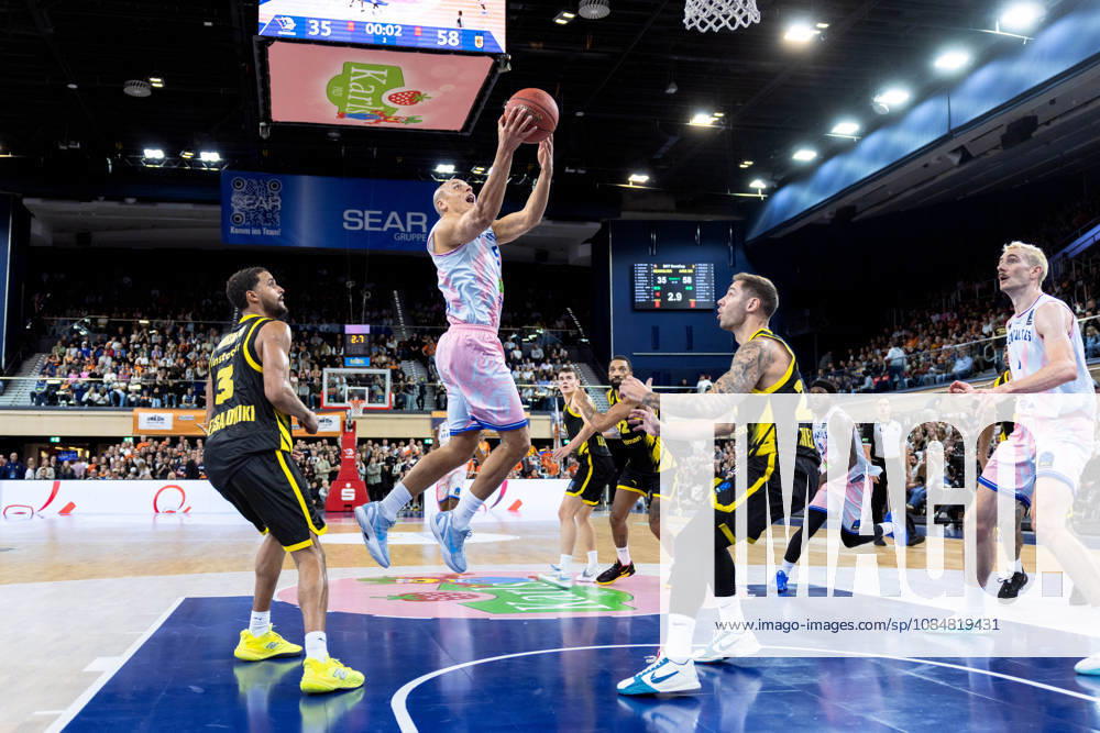 Robin Amaize (ROSTOCK SEAWOLVES, 15), Stefan Jovic (Aris Thessaloniki, 24), Jeremiah Robinson-Earl (Aris Thessaloniki, 03) GER, Rostock Seawolves vs. Aris Thessaloniki, Basketball, BKT EuroCup, Spielzeit 2026 2027, 20.10.2026 GER, Rostock Seawolves vs. Aris Thessaloniki, Basketball, BKT EuroCup, Spielzeit 2026 2027, 20.10.2026 Deutschland