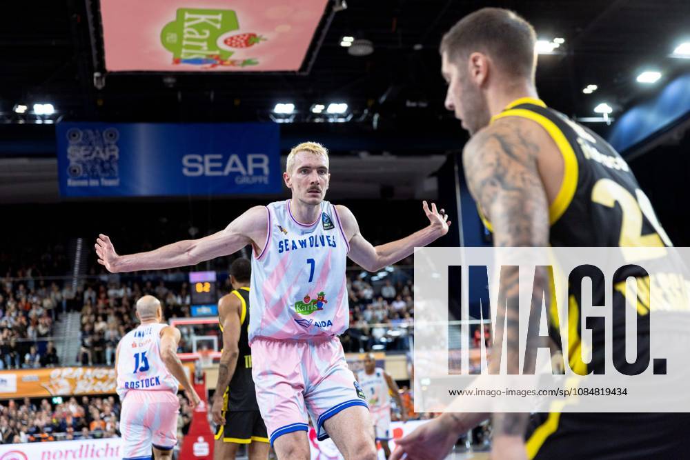 Philipp Hartwich (ROSTOCK SEAWOLVES, 07), Stefan Jovic (Aris Thessaloniki, 24) GER, Rostock Seawolves vs. Aris Thessaloniki, Basketball, BKT EuroCup, Spielzeit 2026 2027, 20.10.2026 GER, Rostock Seawolves vs. Aris Thessaloniki, Basketball, BKT EuroCup, Spielzeit 2026 2027, 20.10.2026 Deutschland