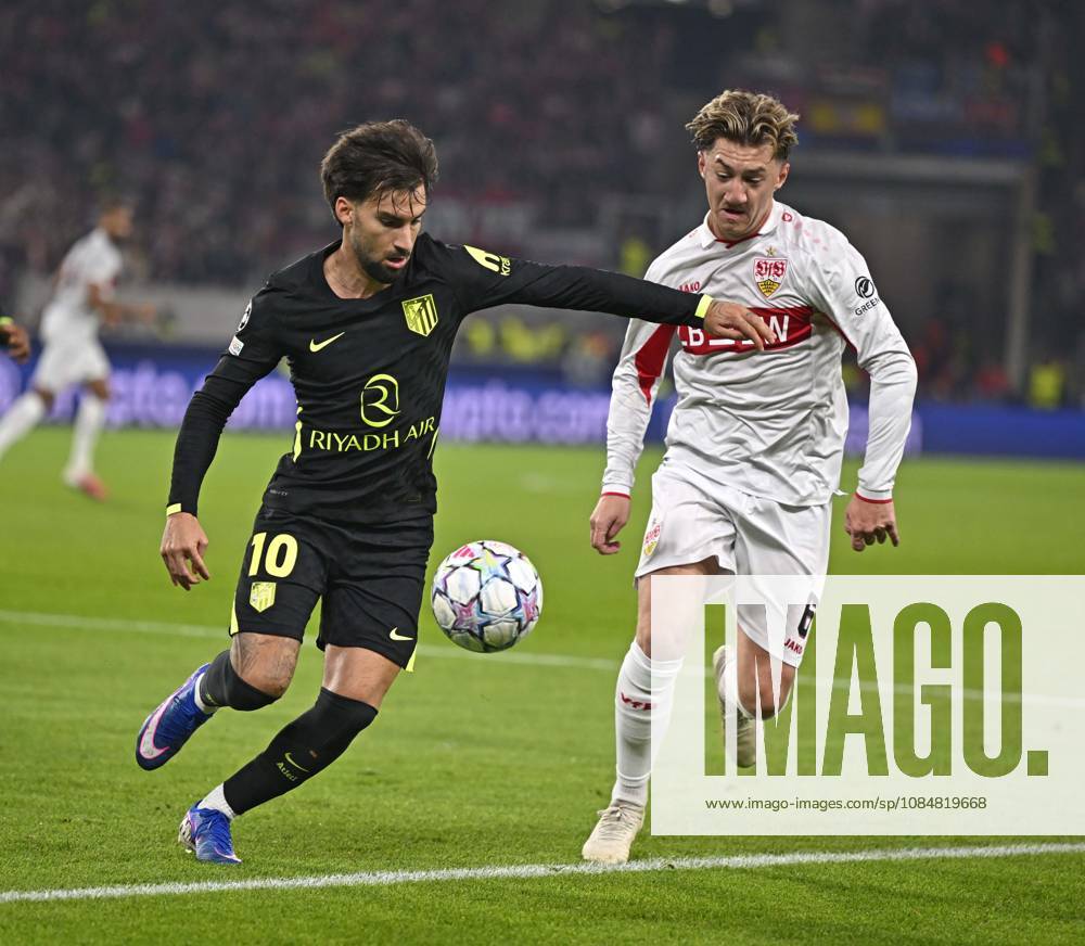 Fussball UEFA Champions-League League 2026 2027, 3.Spieltag, VfB Stuttgart - Atletico Madrid, in der MHP-Arena Stuttgart, v.l. Alex Baena (Atletico Madrid) gegen Angelo Stiller (Stuttgart)