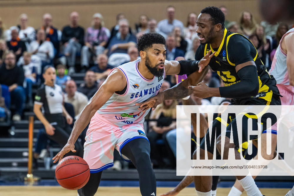Rostock, Deutschland 20. Oktober 2026: BKT EuroCup - 2026 2027 - Gruppenphase - Gruppe A - Sp. 4 - Rostock Seawolves gegen Aris Thessaloniki Im Bild: v. li. im Zweikampf Zach Copeland (Rostock SEAWOLVES) und Thanasis Antetokounmpo (Aris Thessaloniki)