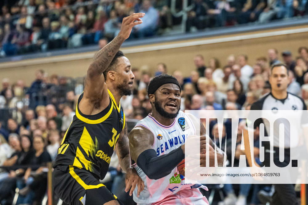 Rostock, Deutschland 20. Oktober 2026: BKT EuroCup - 2026 2027 - Gruppenphase - Gruppe A - Sp. 4 - Rostock Seawolves gegen Aris Thessaloniki Im Bild: v. li. im Zweikampf Matthew Morgan (Aris Thessaloniki) und TJ Crockett Jr. (Rostock SEAWOLVES)