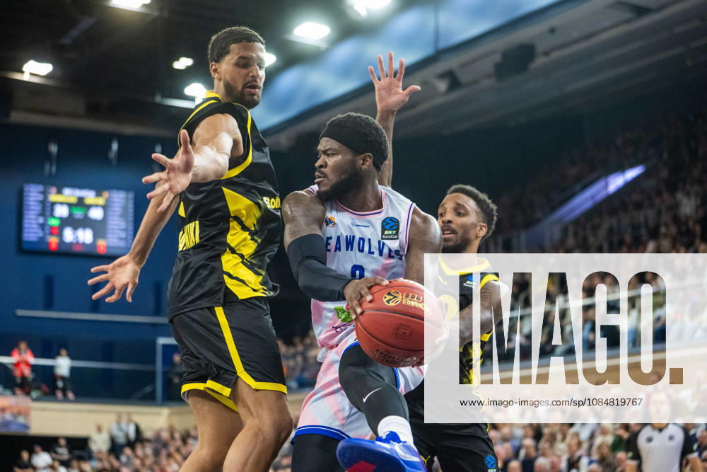 Rostock, Deutschland 20. Oktober 2026: BKT EuroCup - 2026 2027 - Gruppenphase - Gruppe A - Sp. 4 - Rostock Seawolves gegen Aris Thessaloniki Im Bild: v. li. im Zweikampf Jeremiah Robinson-Earl (Aris Thessaloniki), TJ Crockett Jr. (Rostock SEAWOLVES) und Matthew Morgan (Aris Thessaloniki)