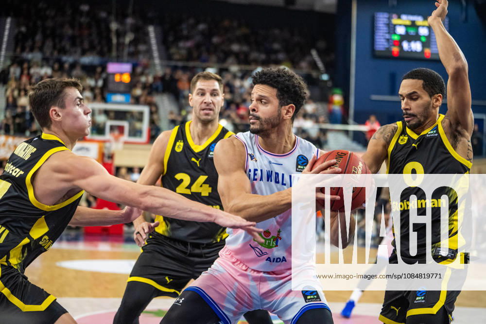 Rostock, Deutschland 20. Oktober 2026: BKT EuroCup - 2026 2027 - Gruppenphase - Gruppe A - Sp. 4 - Rostock Seawolves gegen Aris Thessaloniki Im Bild: 3.v.li. Dominic Lockhart (Rostock SEAWOLVES) umringt von gegnern