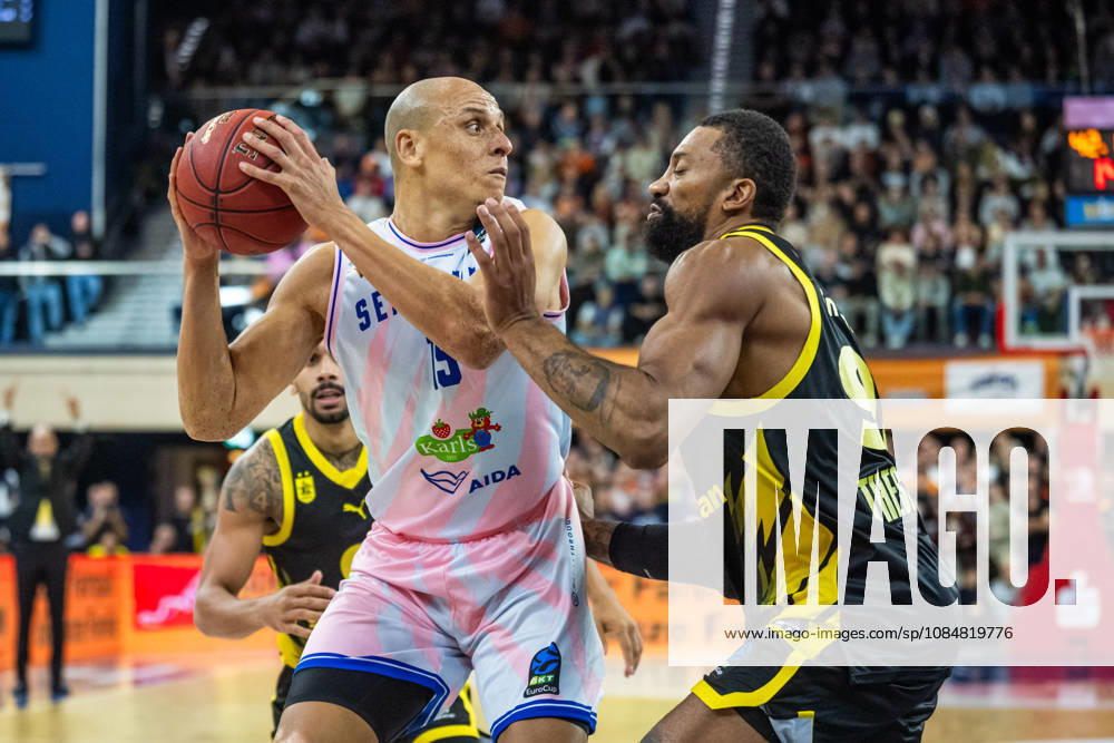 Rostock, Deutschland 20. Oktober 2026: BKT EuroCup - 2026 2027 - Gruppenphase - Gruppe A - Sp. 4 - Rostock Seawolves gegen Aris Thessaloniki Im Bild: v. li. im Zweikampf Robin Amaize (Rostock SEAWOLVES) und Khem Birch (Aris Thessaloniki)
