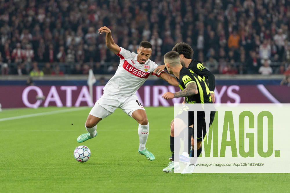 Fussball UEFA Champions League, VfB Stuttgart - Atletico Madrid, v.l. Dribbling Jamie Leweling (18, VfB Stuttgart) gegen Alejandro Grimaldo (22, Atlà tico Madrid) Stuttgart