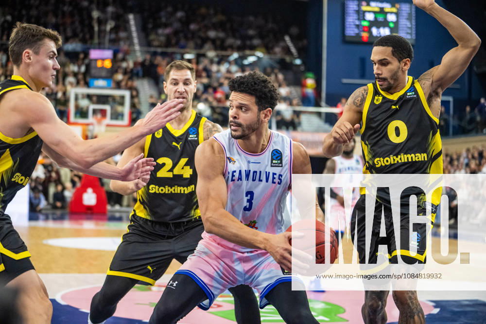 Rostock, Deutschland 20. Oktober 2026: BKT EuroCup - 2026 2027 - Gruppenphase - Gruppe A - Sp. 4 - Rostock Seawolves gegen Aris Thessaloniki Im Bild: Dominic Lockhart (Rostock SEAWOLVES) umringt von gegnern