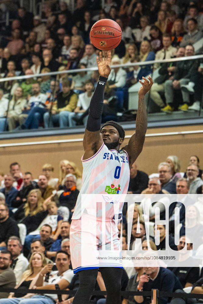 Rostock, Deutschland 20. Oktober 2026: BKT EuroCup - 2026 2027 - Gruppenphase - Gruppe A - Sp. 4 - Rostock Seawolves gegen Aris Thessaloniki Im Bild: TJ Crockett Jr. (Rostock SEAWOLVES) macht einen 3 Punkte Wurf