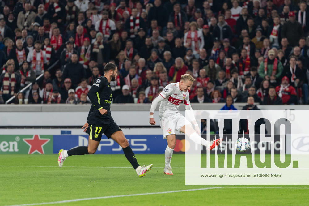 Fussball UEFA Champions League, VfB Stuttgart - Atletico Madrid, v.l. Schuss von Chris Führich (10, VfB Stuttgart) gegen David Hancko (17, Atlà tico Madrid) Stuttgart