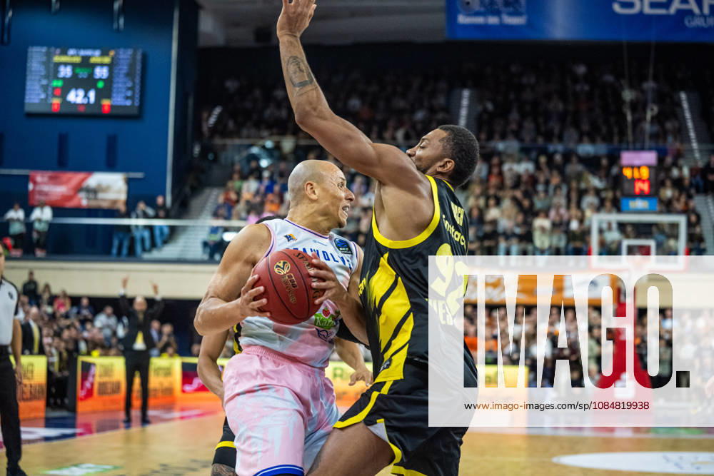 Rostock, Deutschland 20. Oktober 2026: BKT EuroCup - 2026 2027 - Gruppenphase - Gruppe A - Sp. 4 - Rostock Seawolves gegen Aris Thessaloniki Im Bild: v. li. im Zweikampf Robin Amaize (Rostock SEAWOLVES) und Khem Birch (Aris Thessaloniki)