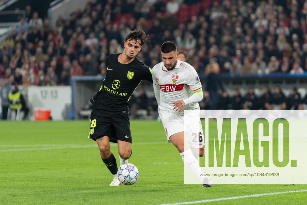 Fussball UEFA Champions League, VfB Stuttgart - Atletico Madrid, v.l. Marc Pubill (18, Atlà tico Madrid) im Zweikampf mit Deniz Undav (26, VfB Stuttgart) Stuttgart