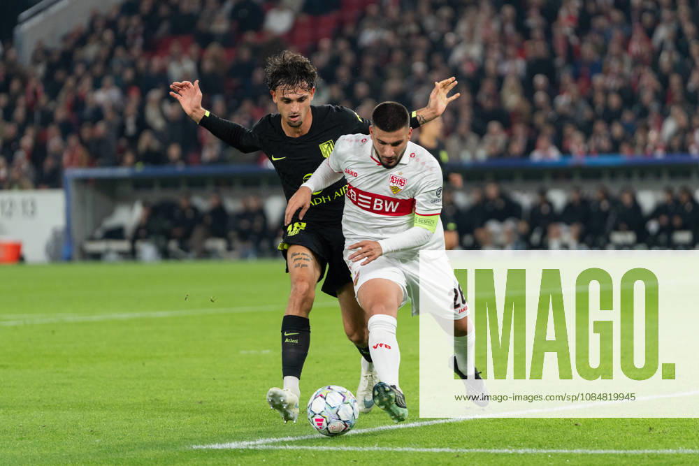 Fussball UEFA Champions League, VfB Stuttgart - Atletico Madrid, v.l. Marc Pubill (18, Atlà tico Madrid) im Zweikampf mit Deniz Undav (26, VfB Stuttgart) Stuttgart