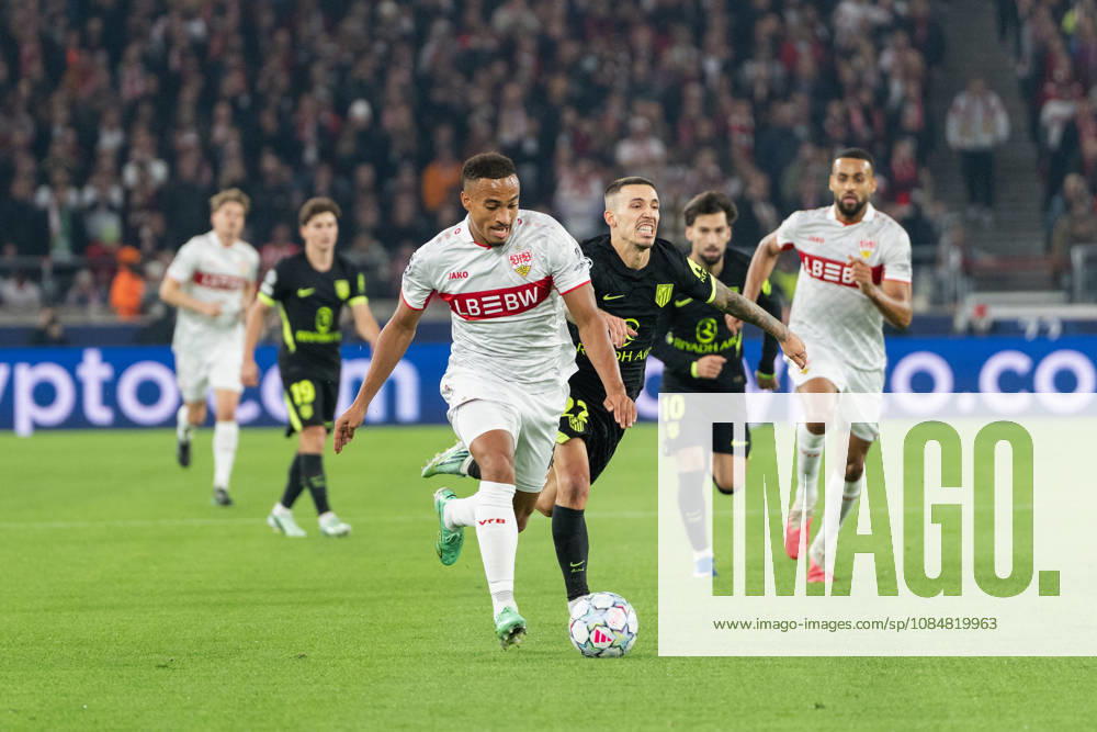 Fussball UEFA Champions League, VfB Stuttgart - Atletico Madrid, v.l. Dribbling von Jamie Leweling (18, VfB Stuttgart) gegen Alejandro Grimaldo (22, Atlà tico Madrid) Stuttgart