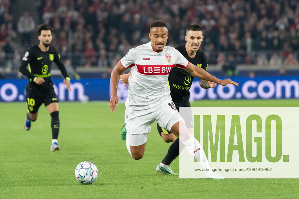 Fussball UEFA Champions League, VfB Stuttgart - Atletico Madrid, v.l. Dribbling von Jamie Leweling (18, VfB Stuttgart) gegen Alejandro Grimaldo (22, Atlà tico Madrid) Stuttgart