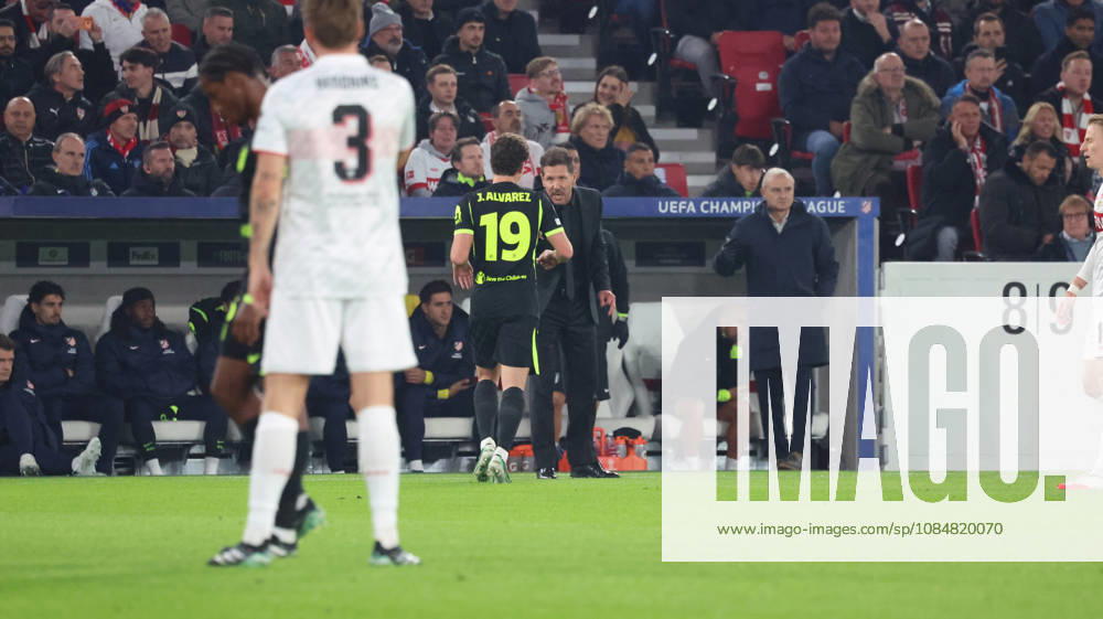 Fussball UEFA Champions League, VfB Stuttgart - Atletico Madrid v.l. Julian Alvarez (Atlà tico Madrid) Diego Simeone Trainer (Atlà tico Madrid) gibt Anweisungen, gestikuliert, mit den Armen gestikulieren gives instructions, gesticulate Stuttgart