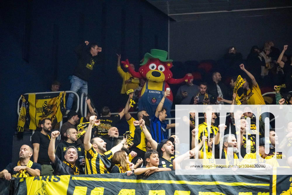 Rostock, Deutschland 20. Oktober 2026: BKT EuroCup - 2026 2027 - Gruppenphase - Gruppe A - Sp. 4 - Rostock Seawolves gegen Aris Thessaloniki Im Bild: Karlchen, das Maskottchen von Karls Erlebnisdorf mittendrin im Gästeblock von Aris